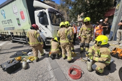 חילוץ אישה שנלכדה מתחת למשאית