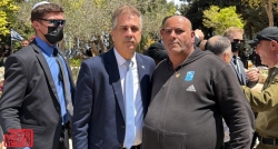 השר אלי כהן והבן השכול עז אבו רוכן