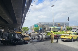 משאית שהובילה באגר נפל על רכב פרטי