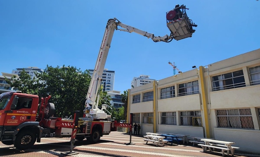 לוחמי האש סייעו לחבלני המשטרה בטיפול בכלי טיס שאותר על גג בית ספר 