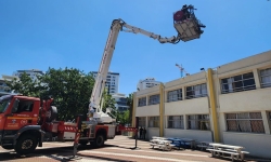 לוחמי האש סייעו לחבלני המשטרה בטיפול בכלי טיס שאותר על גג בית ספר 
