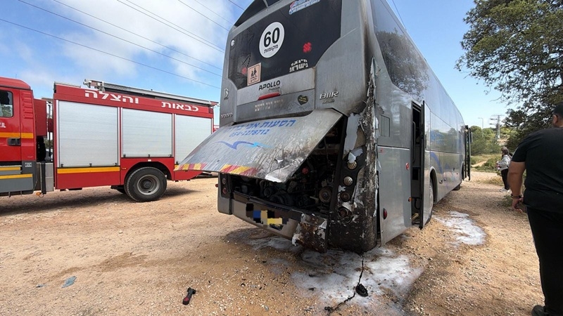 לוחמי האש השתלטו על שריפת אוטובוס תלמידים בפארק הכרמל