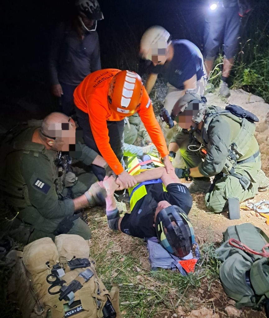 מבצע חילוץ מורכב של רוכב אופניים מהר שוקף