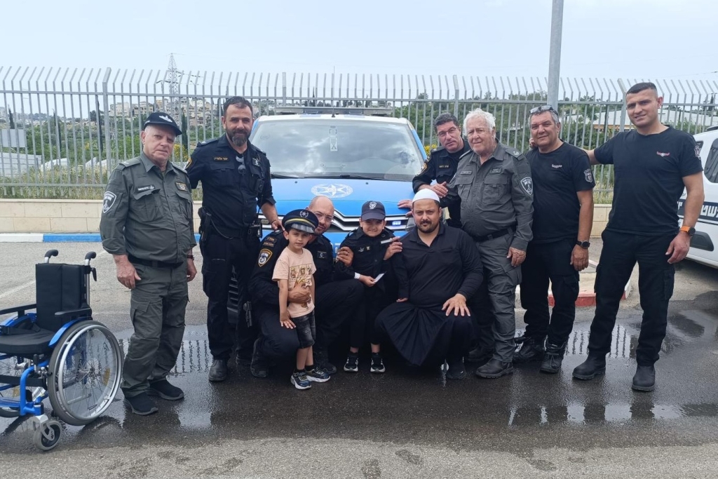 השוטרים שמחבקים ילדים בכפר הדרוזי