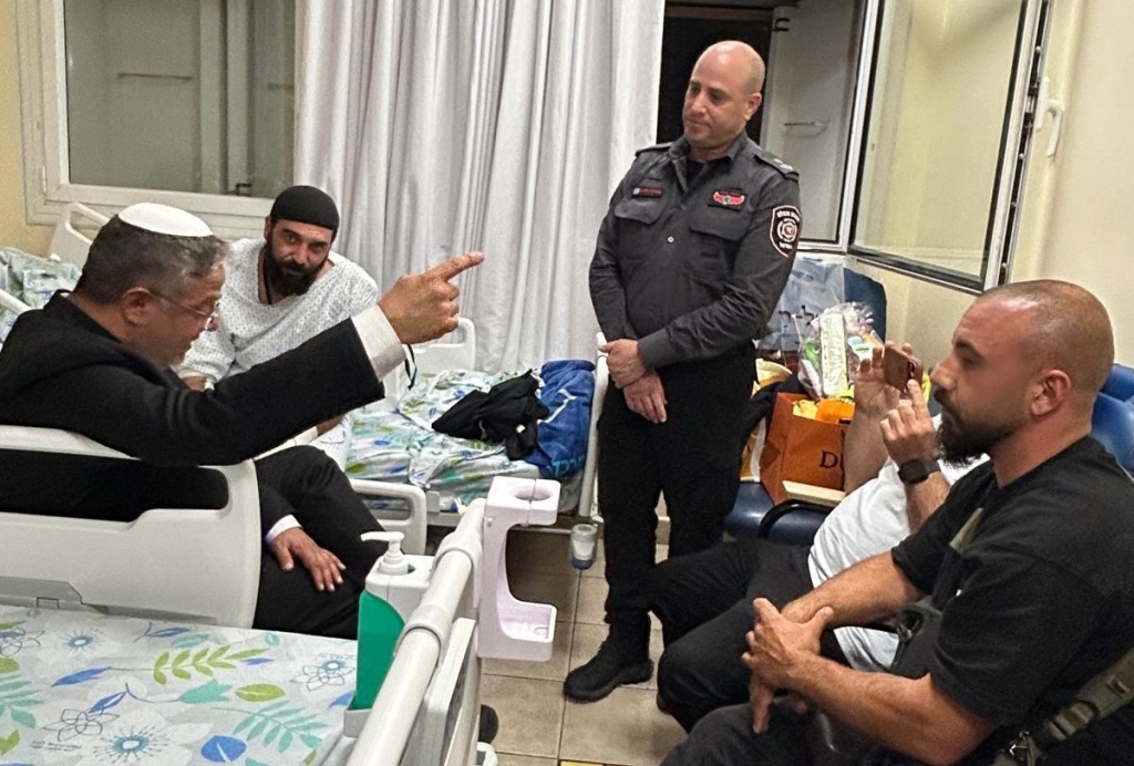 השר בן גביר ביקר את הנפגעים מרחפן הנפץ בשומרה