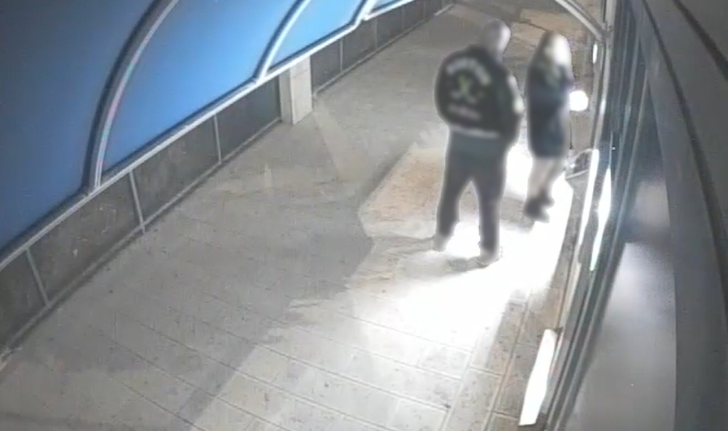 תיעוד מהבנק אליו נלקחה הקורבן באיומים