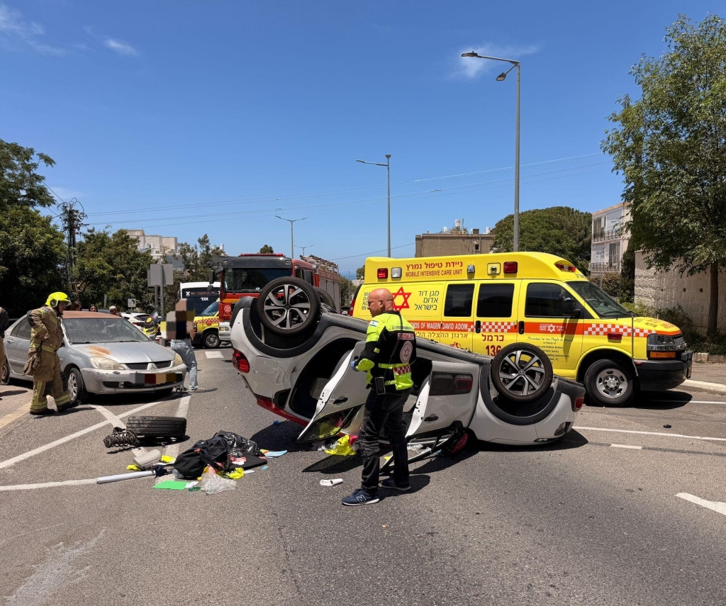 רכב שהתהפך ברחוב אילנות בחיפה