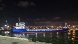 שריפה פרצה על אונייה שהובילה מטען של גרוטאות