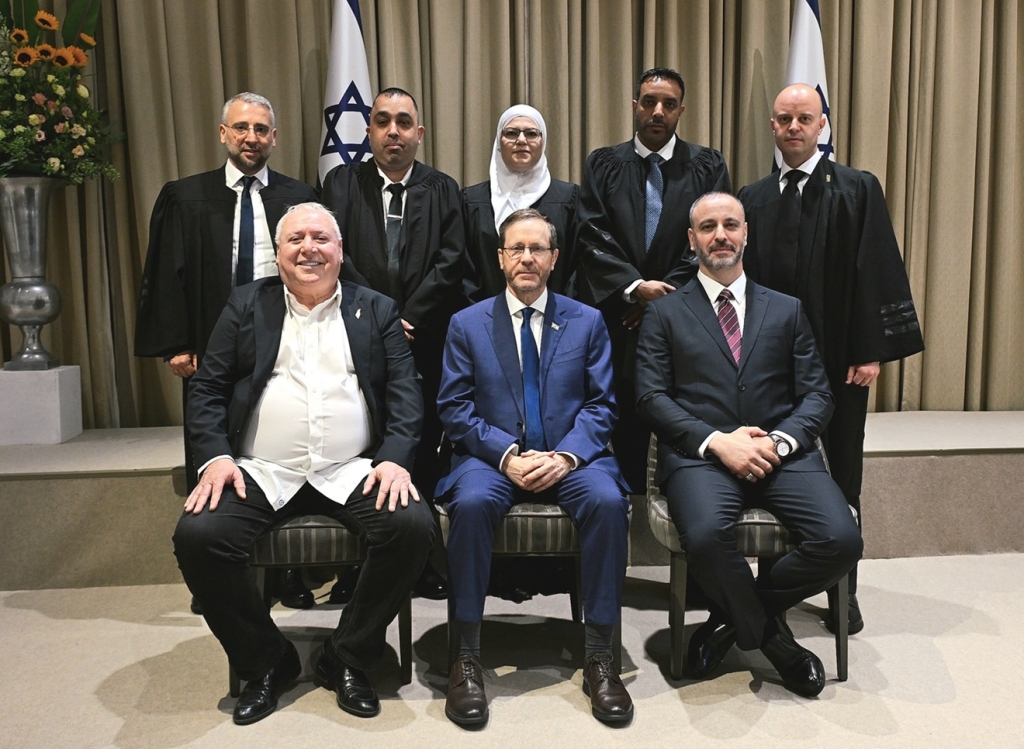 חמישה קאדים נשבעו אמונים 
