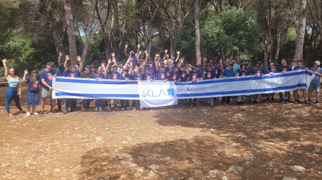 עובדי KLA אספו אשפה שהשאירו מבקרים באל בחשה בדליה