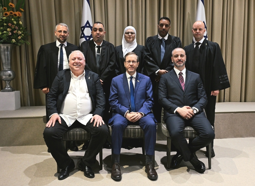 חמישה קאדים נשבעו אמונים 