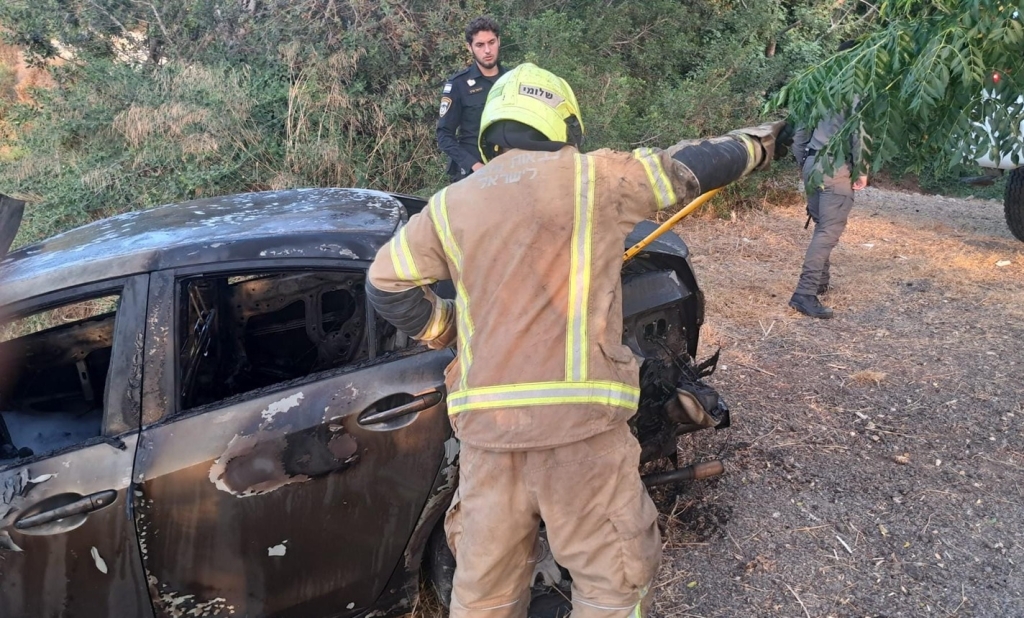רכב בער בחיפה, אותר פצוע במצב בינוני