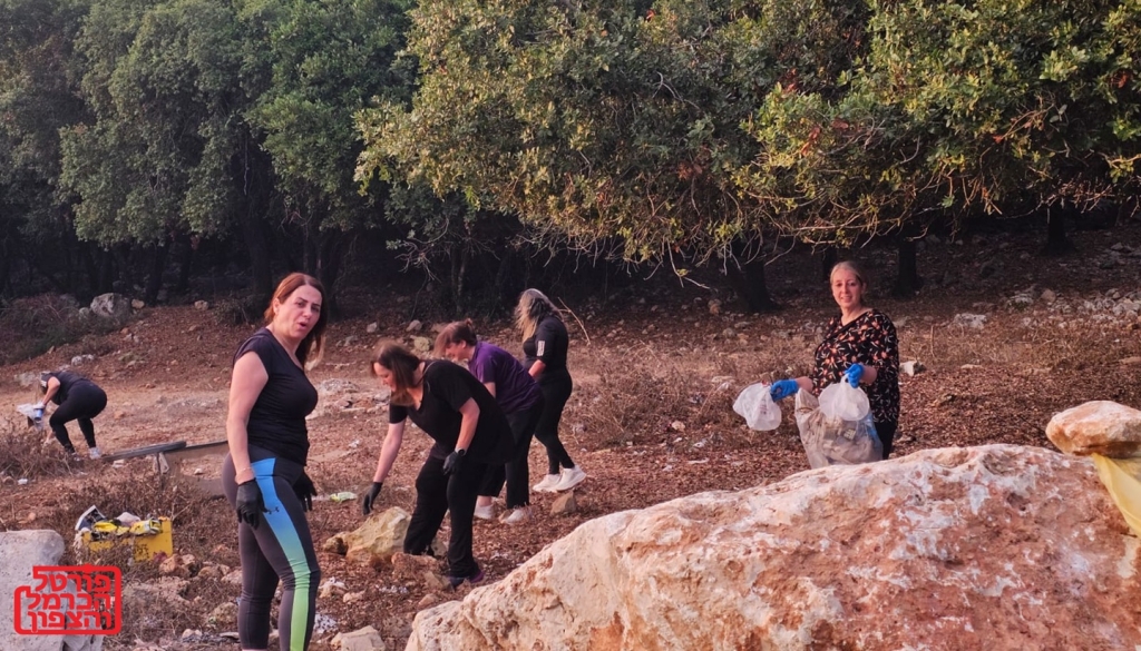 צעירים וצעירות יצאו למסע ניקיון בדליה