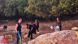 צעירים וצעירות יצאו למסע ניקיון בדליה