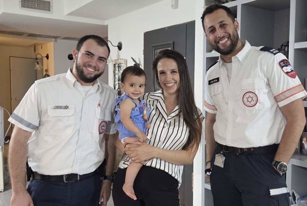 צוות מד"א חגג יום הולדת שנה לתינוקת שנולדה בראש השנה