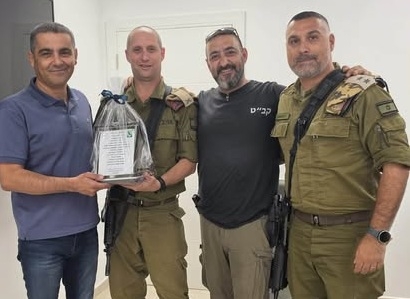 תושבי בוקעתה ותא״ל יאיר פלאי מפקד אוגדה 210 היוצא