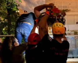 אדם חולץ מואדי בכרמל