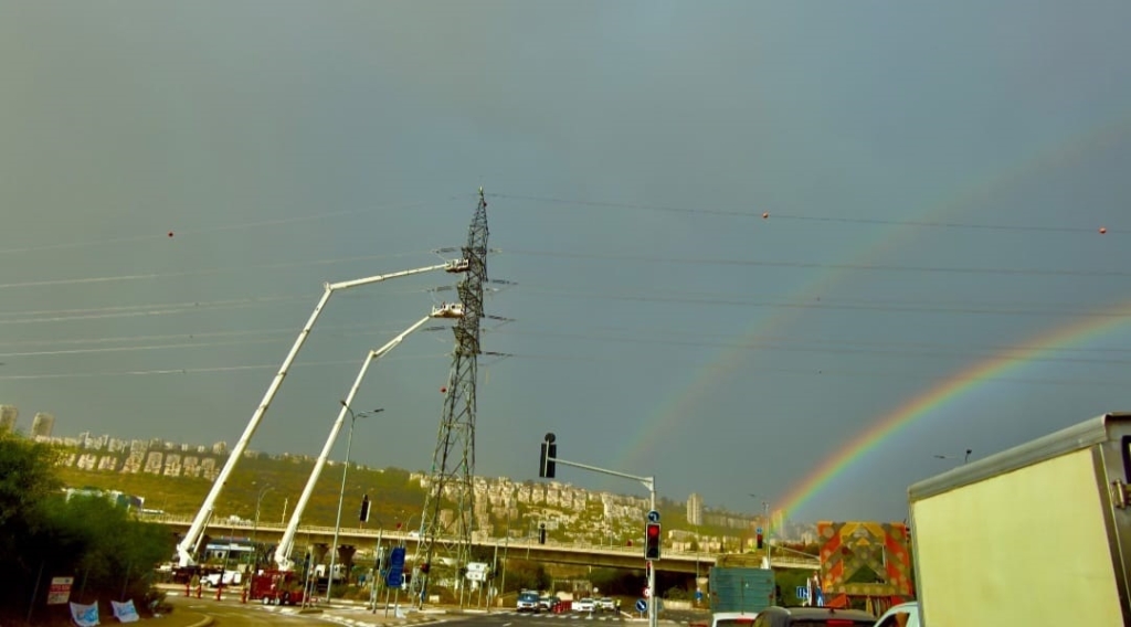 הטמנת עמוד חשמל במסגרת העבודות להקמת הרכבת הקלה