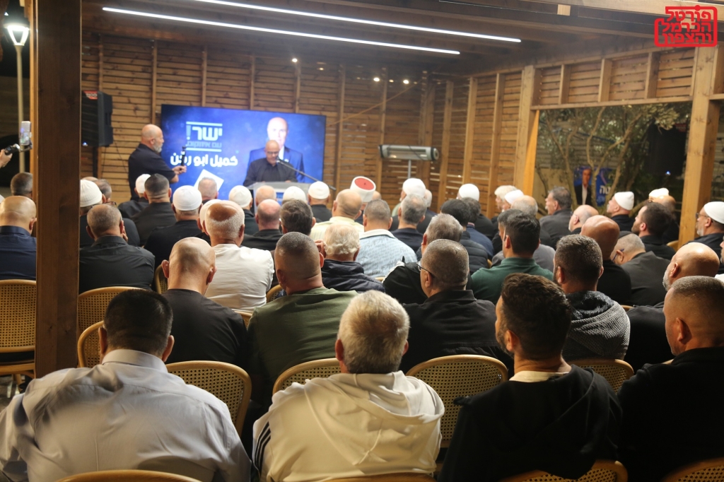 אנס מנסור מחזק את מתמודד ישר כמיל אבו רוקן