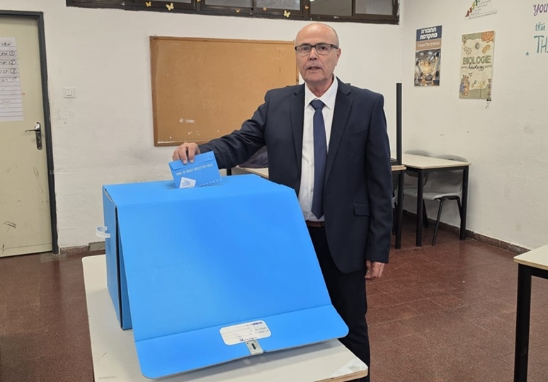 אלוף במיל' כמיל אבו רוכן הצביע בעוספיה