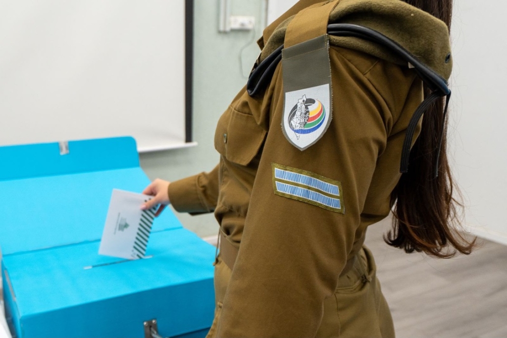 חיילת מצביעה