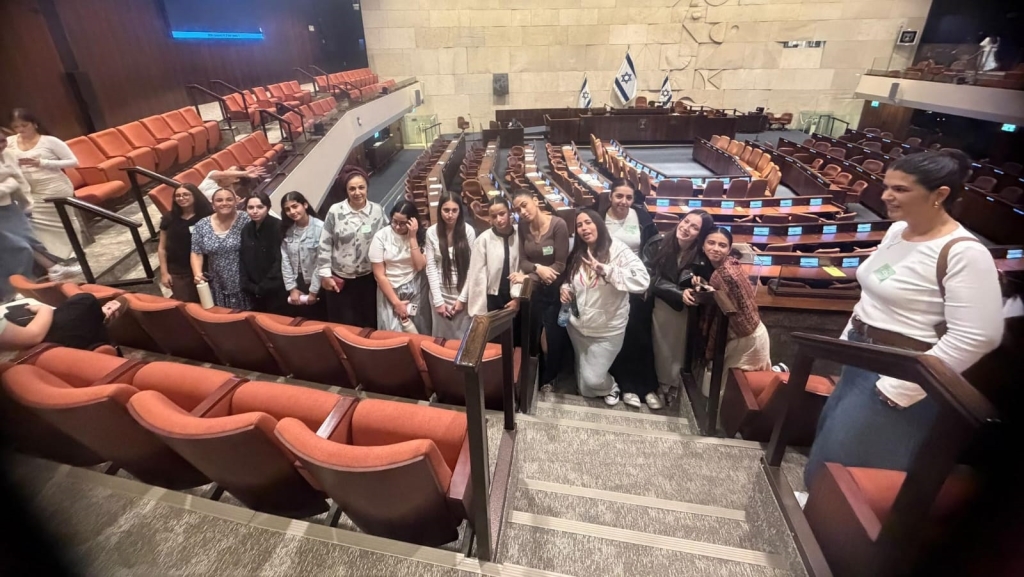 לומדות דמוקרטיה מקרוב