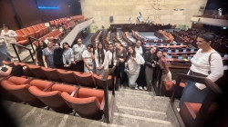 לומדות דמוקרטיה מקרוב